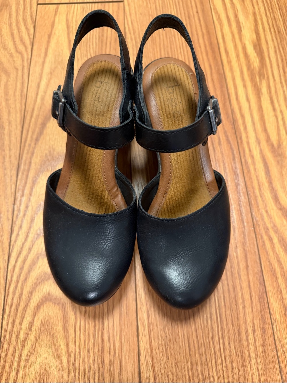 b.o.c Black Closed-Toe Slingback clogs